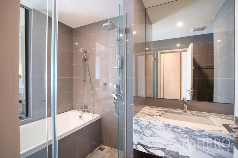 คอนโด ให้เช่าในRatchathewi, Bangkok - ห้องน้ำสมัยใหม่ กระเบื้องเทา พร้อมเรนชาวเวอร์ อ่างอาบน้ำ และเคาน์เตอร์หินอ่อน