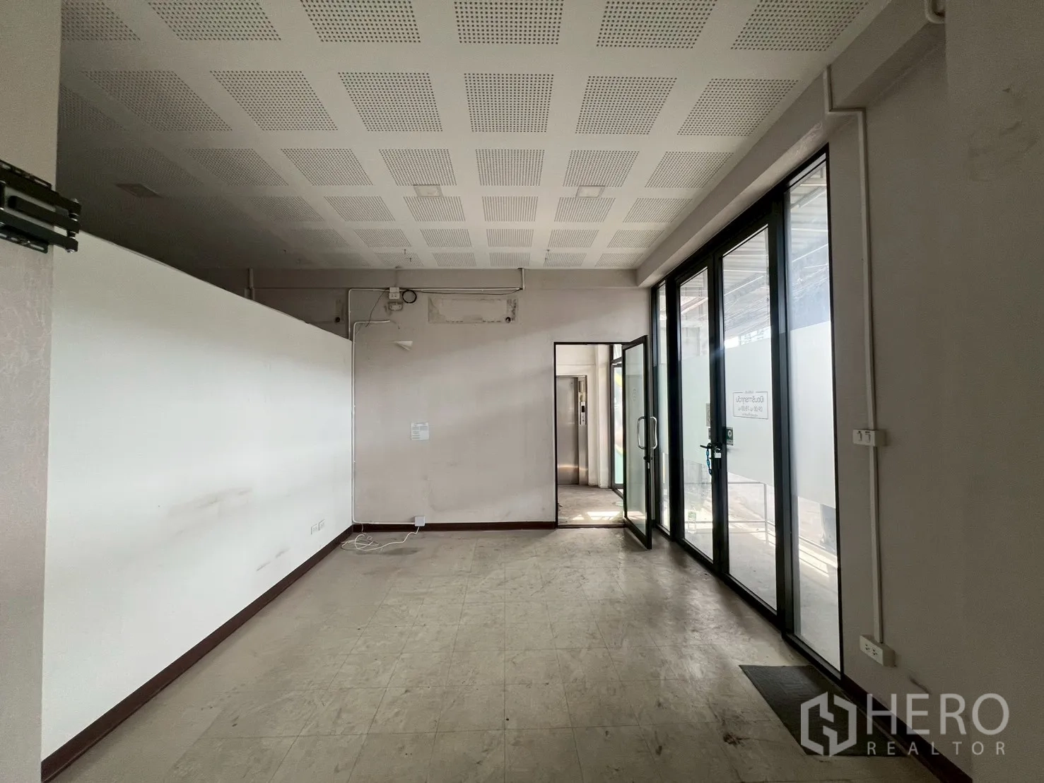 อาคารพาณิชย์ ให้เช่าในHuai Khwang, Bangkok - พื้นที่ชั้นล่างหน้ากระจกเต็มบานพร้อมประตูคู่ เหมาะโชว์สินค้า.