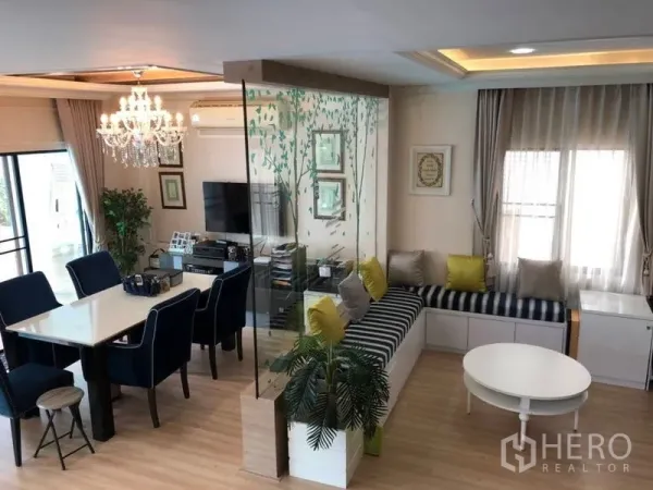 บ้าน ขายในLam Luk Ka, Pathum Thani - โถงนั่งเล่นและรับประทานอาหารโปร่งสว่าง โคมแชนเดอเลียร์ ฉากกระจก และม้านั่งบิวท์อิน.