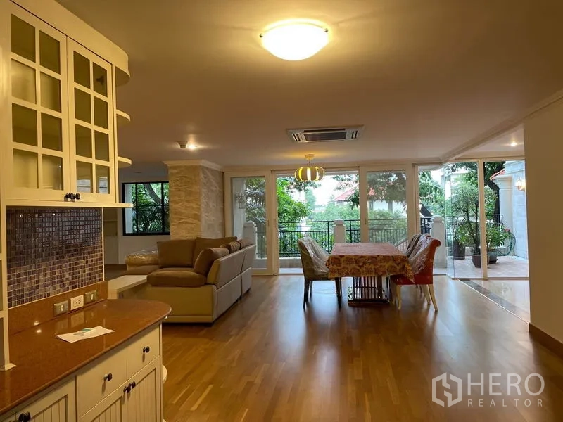 คอนโด ให้เช่าในWatthana, Bangkok - ห้องนั่งเล่นและทานอาหารแบบโอเพ่นแปลน เชื่อมระเบียง วิวสวนเขียว