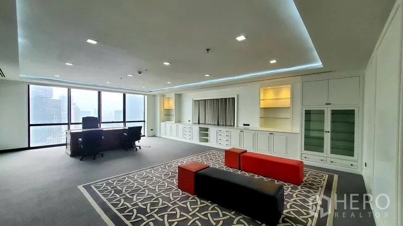 办公空间 出租在Watthana, Bangkok - 行政办公室套间，大桌、内置柜、地毯与城市景观。