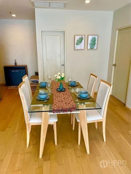 คอนโด ให้เช่าในWatthana, Bangkok - มุมทานอาหาร โต๊ะกระจกจัดที่นั่ง 6 ที่ บนพื้นไม้โทนอ่อน