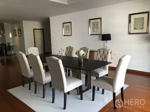 คอนโด ให้เช่าในBangkok - ห้องอาหารทางการ เก้าอี้บุนวมแปดที่นั่ง โต๊ะสีดำ พื้นไม้