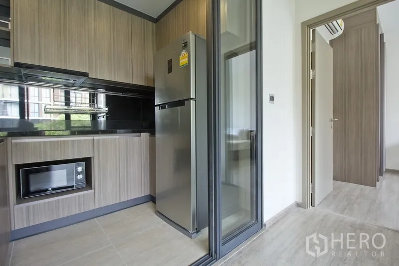 คอนโด ให้เช่าในWatthana, Bangkok - ครัวยุโรปแยกส่วนพร้อมตู้เย็นสเตนเลส ไมโครเวฟบิวท์อิน ตู้ไม้ และประตูกระจก