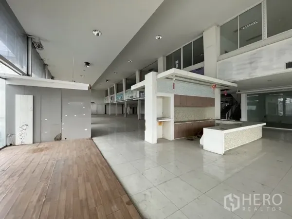 货栈 出租在Prawet, Bangkok - 接待区与展示台，带夹层和大面积采光