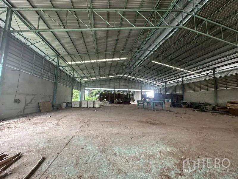 工厂 出售在Bang Bua Thong, Nonthaburi - 开放式生产区，带通风墙、采光天窗与侧向出入。