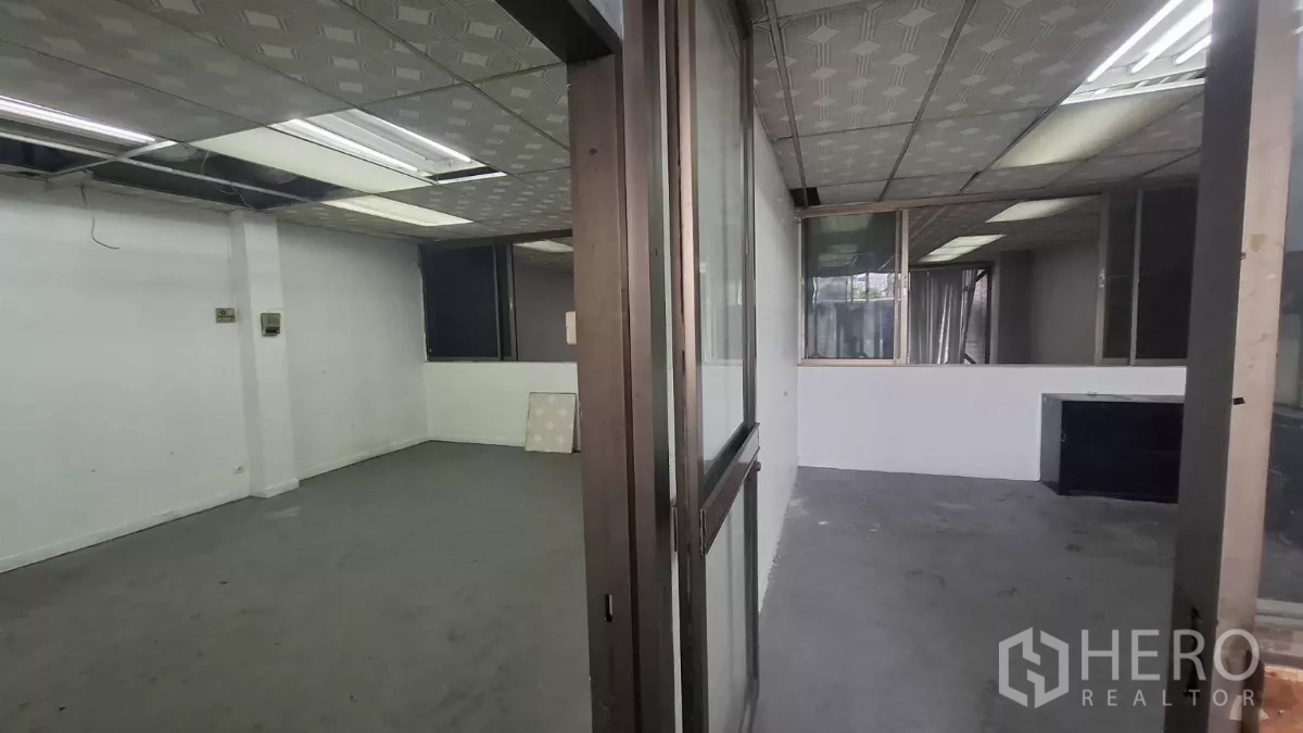 อาคารพาณิชย์ ให้เช่าในWatthana, Bangkok - สองห้องติดกันกั้นด้วยบานเลื่อนและฝ้าเพดานไฟฝัง