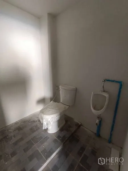 货栈 出租在Khlong Toei, Bangkok - 仓库内全新卫生间，坐便器与小便器