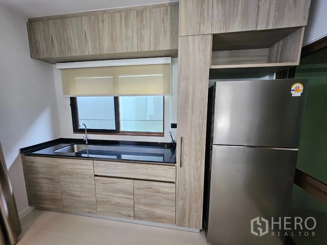 บ้าน ให้เช่าในBang Kapi, Bangkok - ครัวแพนทรีท็อปหินสีดำ อ่างล้างจานและตู้เย็นสเตนเลส