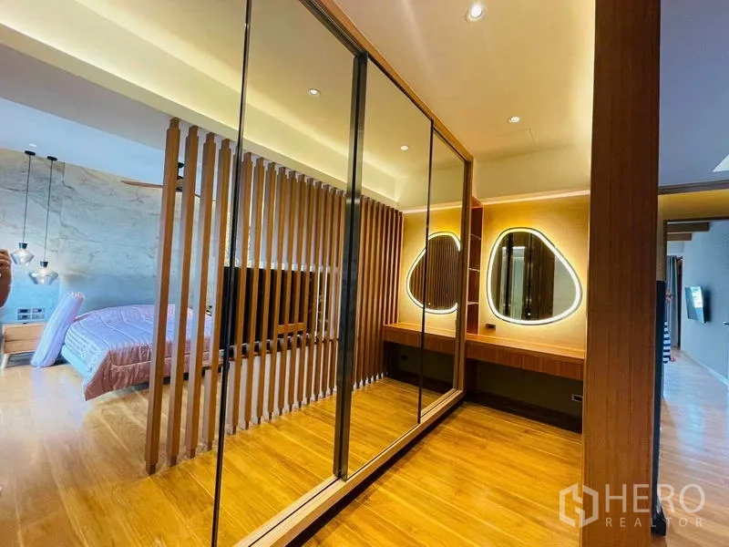 คอนโด ให้เช่าหรือขายในWatthana, Bangkok - วอล์กอินคลอเซ็ตตู้บานกระจกพร้อมโต๊ะเครื่องแป้ง พื้นไม้ และฉากระแนง