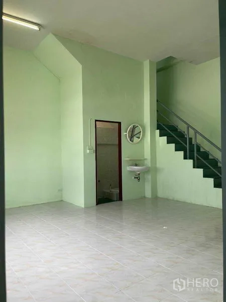 โรงงาน ให้เช่าในSamut Sakhon - ออฟฟิศชั้นล่างพร้อมบันไดขึ้นชั้นลอย มีอ่างล้างหน้าและห้องน้ำ