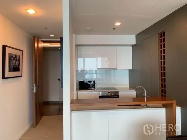 คอนโด ให้เช่าในKhlong San, Bangkok - ครัวสไตล์โมเดิร์น ตู้สีขาว เตาอบบิลท์อิน ไมโครเวฟ และเคาน์เตอร์ไม้