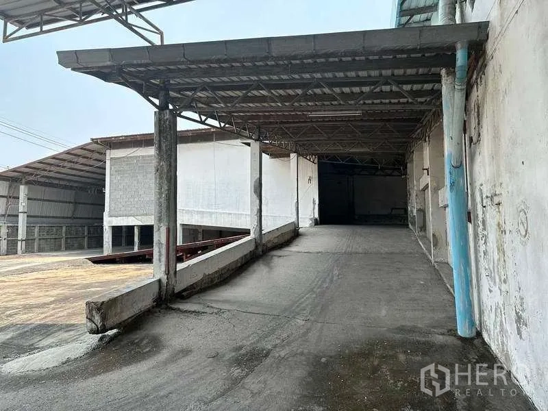 工厂 出租或出售在Bang Phli, Samut Prakan - 带顶装卸坡道，通往仓库入口，方便卡车进出。