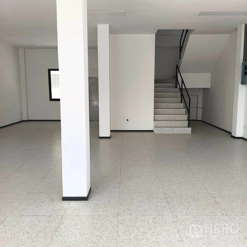 家庭办公室 for rent in Bang Na, Bangkok - 宽敞的开放式办公区，设楼梯与多根立柱。