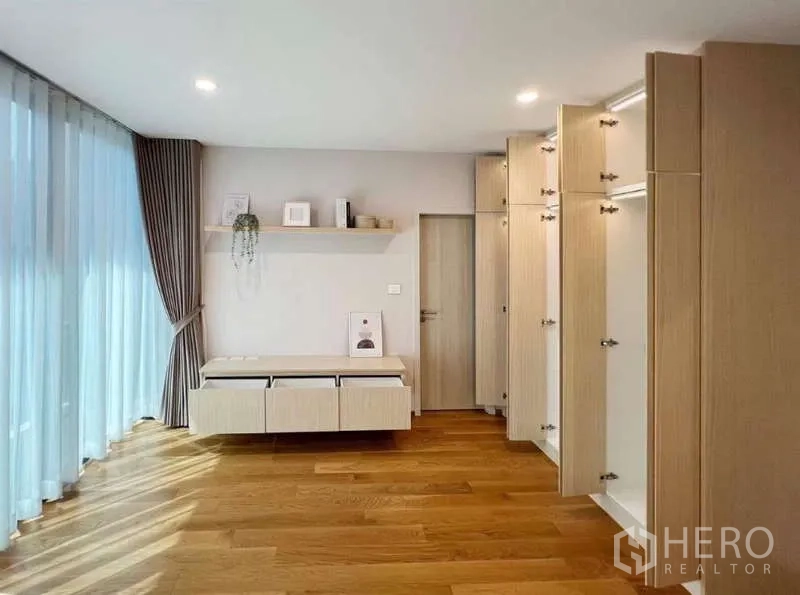 ทาวน์เฮาส์ ให้เช่าหรือขายในSaphan Sung, Bangkok - ห้องนอนสว่าง ตู้เสื้อผ้าบิวท์อินแบบเปิด คอนโซลลอย ม่านโปร่ง และพื้นไม้