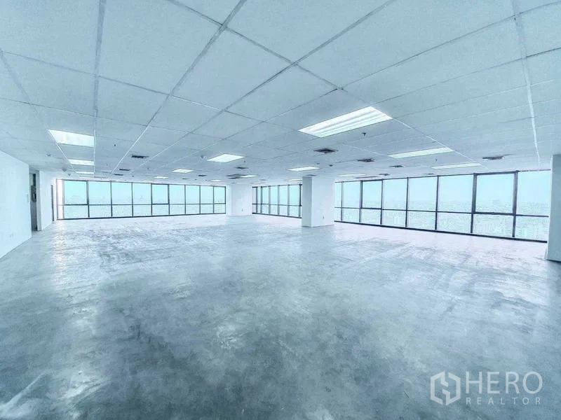 办公空间 出租在Din Daeng, Bangkok - 大型空置办公室，环绕窗面带来自然采光与城市景观。