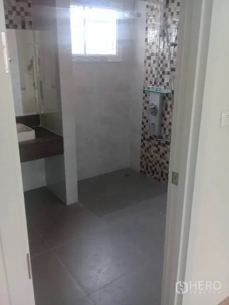 สำนักงานที่บ้าน ให้เช่าในBang Na, Bangkok - ห้องน้ำพร้อมโซนอาบน้ำแบบแยก กระเบื้องโมเสก และเคาน์เตอร์อ่างล้างหน้า