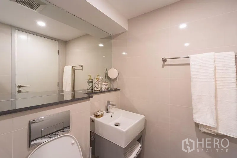 คอนโด ให้เช่าในSathon, Bangkok - ห้องน้ำสมัยใหม่ ผนังกระเบื้อง กระจกบานกว้าง อ่างล้างหน้าและโถสุขภัณฑ์