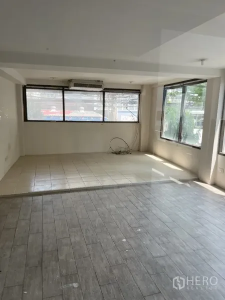 零售空间 出租在Watthana, Bangkok - 明亮的楼上房间，混合地面材质，大窗与壁挂空调。