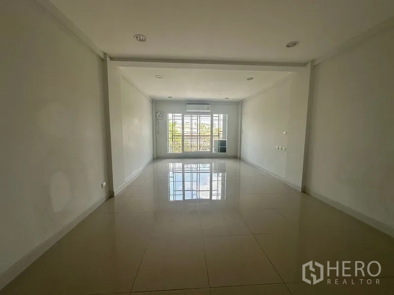 带办公室的家 出租在Bang Na, Bangkok - 采光充足的工作区，尽端大窗与阳台门，配空调。