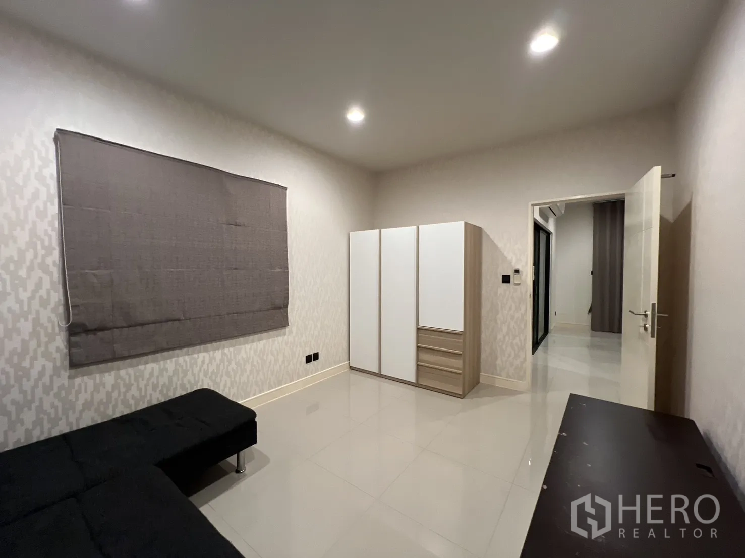 บ้าน ให้เช่าหรือขายในBang Kapi, Bangkok - ห้องอเนกประสงค์พร้อมโซฟาเข้ามุมและเครื่องปรับอากาศ