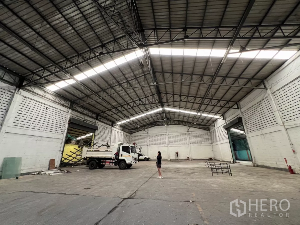 Warehouse for rent in Khlong Sam Wa, Bangkok - Large clear-span warehouse hall with high roof and truck access on durable flooring.