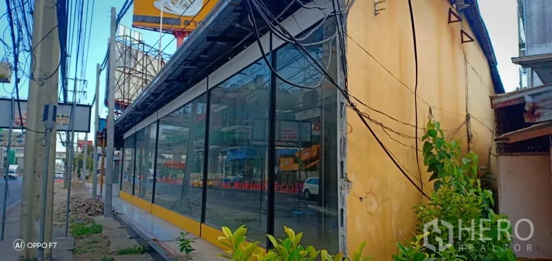 零售空间 出租或出售在Bang Khen, Bangkok - 转角玻璃外立面，面向繁忙主干道。