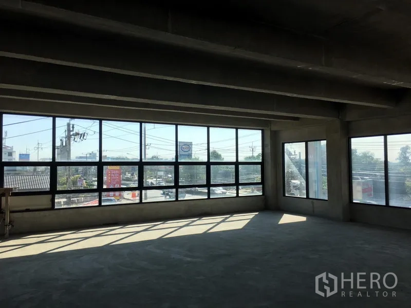 สำนักงานที่บ้าน ให้เช่าในLat Krabang, Bangkok - พื้นที่ทำงานแบบเปิดโล่ง กระจกมุมบานใหญ่ แสงธรรมชาติส่องทั่ว และมองเห็นวิวถนนเมือง