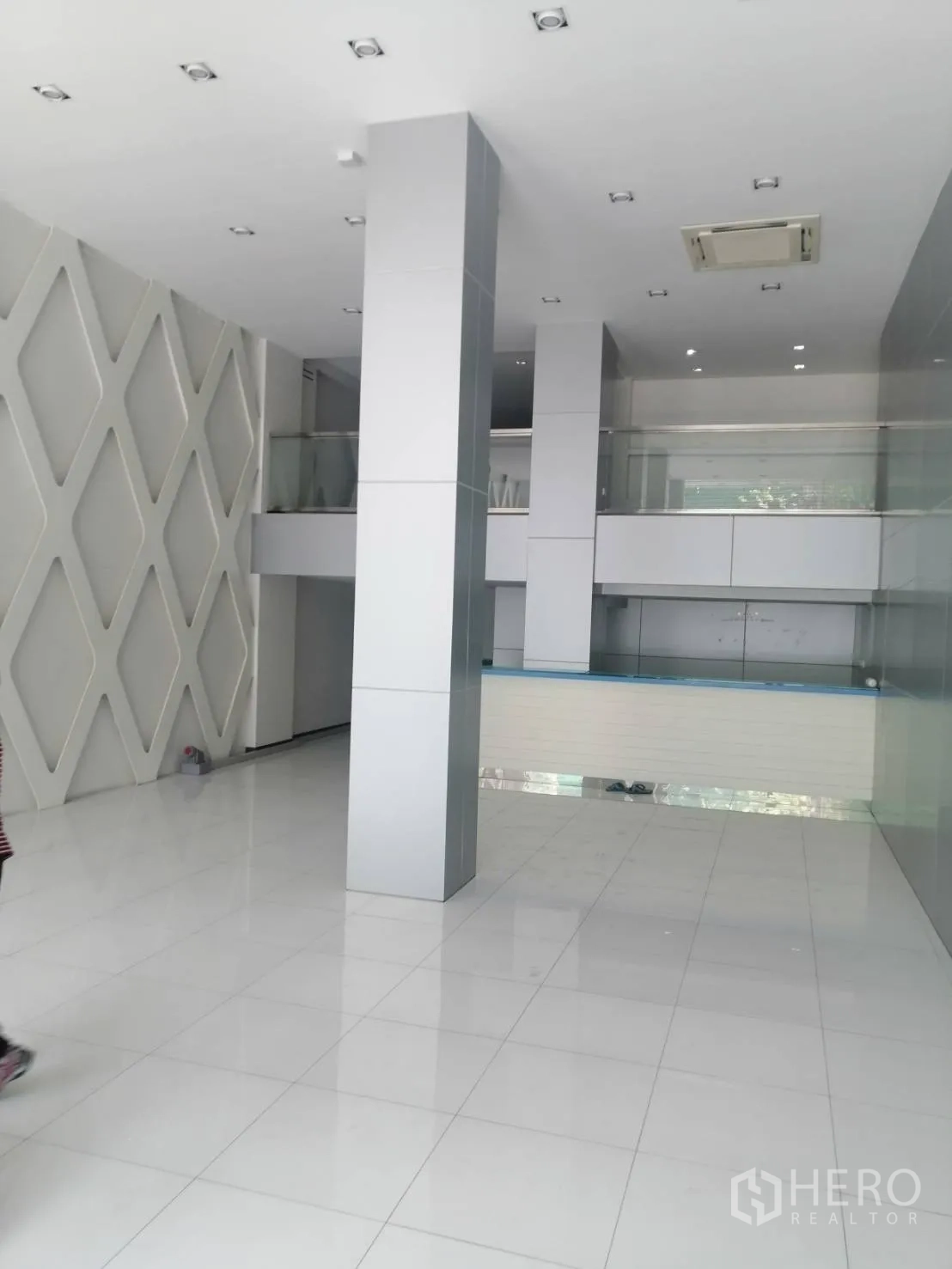 พื้นที่ขายปลีก ให้เช่าในWatthana, Bangkok - โถงสูงโปร่ง ปูกระเบื้องสีขาว มีเสากลางและชั้นลอยพร้อมราวกระจก