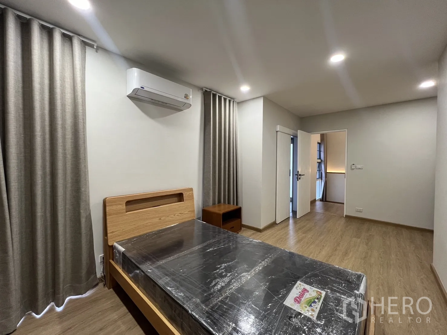 Detached House for rent in Saphan Sung, Bangkok - Bathroom with toilet, vanity and window for ventilation.