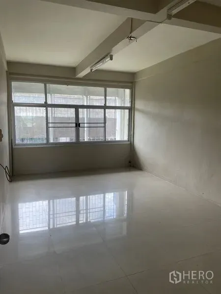 店屋 出租在Phra Khanong, Bangkok - 干净的办公式房间，宽窗与抛光瓷砖地面。