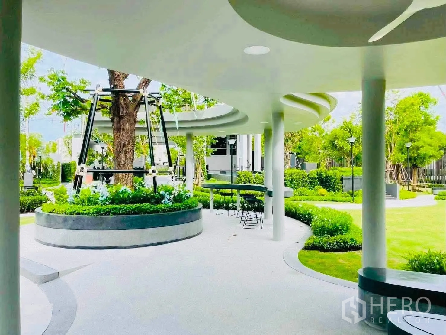 ทาวน์เฮาส์ for rent in Bang Phli, Samut Prakan - ศาลาพักผ่อนในสวนมีหลังคา ที่นั่งโค้ง เคาน์เตอร์บาร์ และภูมิทัศน์สีเขียว
