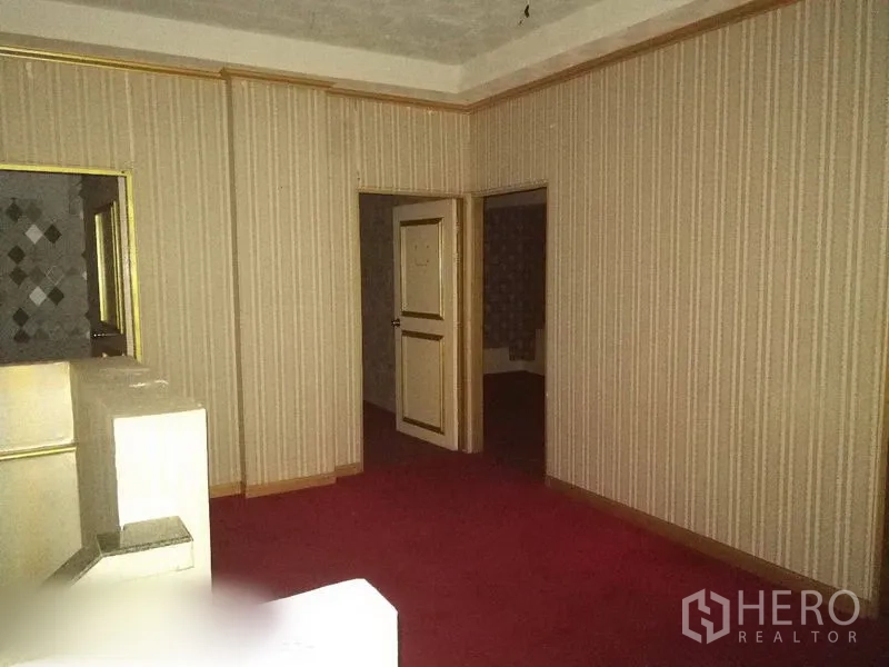 零售空间 出租在Khlong Toei, Bangkok - 条纹墙纸与红地毯的房间，连接相邻空间的门。