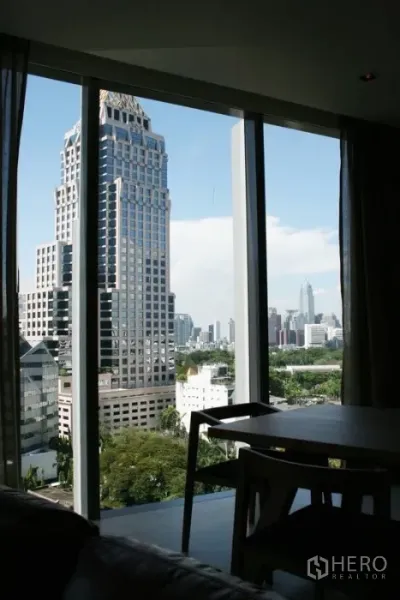 公寓 出租在Bang Rak, Bangkok - 从高窗望出的城市与公园绿意的全景视野。