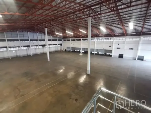 โรงงาน ให้เช่าในKhlong Toei, Bangkok - ภาพมุมสูงจากชั้นลอย เห็นฮอลล์อุตสาหกรรมกว้าง โครงหลังคาสีแดงและเสาสูง