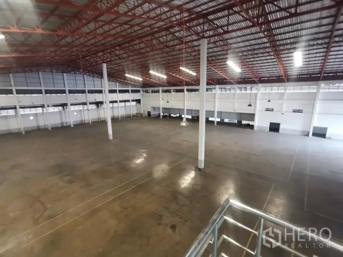 โรงงาน ให้เช่าในKhlong Toei, Bangkok - ภาพมุมสูงจากชั้นลอย เห็นฮอลล์อุตสาหกรรมกว้าง โครงหลังคาสีแดงและเสาสูง