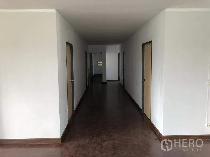 โรงงาน ให้เช่าในLam Luk Ka, Pathum Thani - โถงทางเดินสำนักงาน มีห้องทำงานหลายห้องเรียงสองฝั่ง