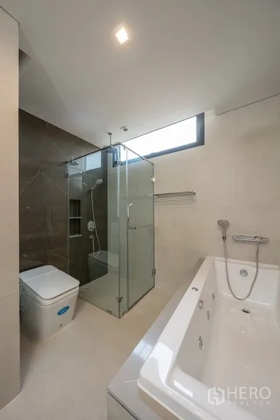 บ้าน ให้เช่าหรือขายในYan Nawa, Bangkok - ห้องน้ำสมัยใหม่พร้อมตู้ Shower กระจก อ่างอาบน้ำ และช่องแสงธรรมชาติ