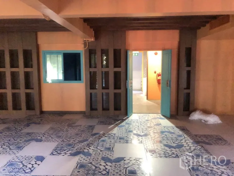 零售空间 出租在Khlong Toei, Bangkok - 青绿色双开门与带窗隔断，商铺入口内铺设花纹地砖。