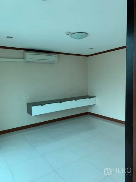 Office Space for rent in Khlong Toei, Bangkok - Compact office with wall-mounted cabinet, air conditioner and clean tiled floor