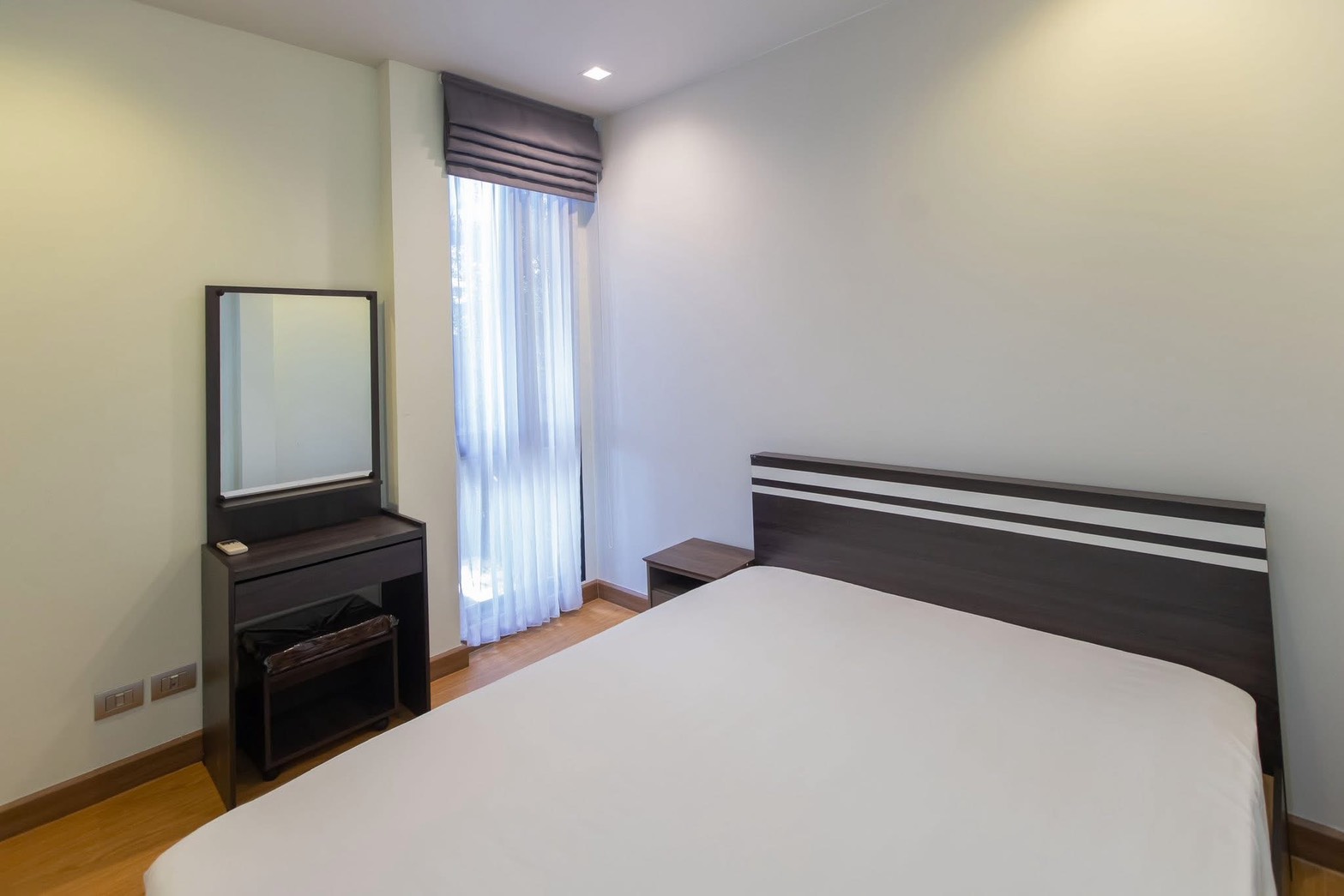 独立式住宅 出租在Lat Phrao, Bangkok - 客卧另一角度，高窗与罗马帘及梳妆台。