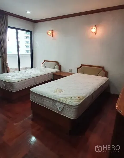 คอนโด ให้เช่าในKhlong Toei, Bangkok - ห้องนอนเตียงคู่ พื้นไม้ มีประตูกระจกออกระเบียง ในคอนโดเพรสซิเดนท์ พาร์ค