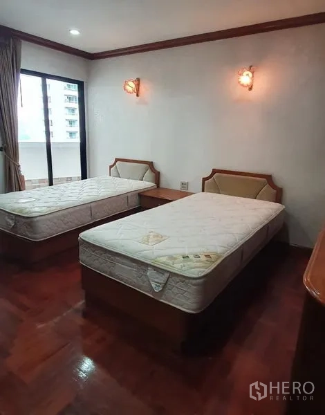 คอนโด ให้เช่าในKhlong Toei, Bangkok - ห้องนอนเตียงคู่ พื้นไม้ มีประตูกระจกออกระเบียง ในคอนโดเพรสซิเดนท์ พาร์ค