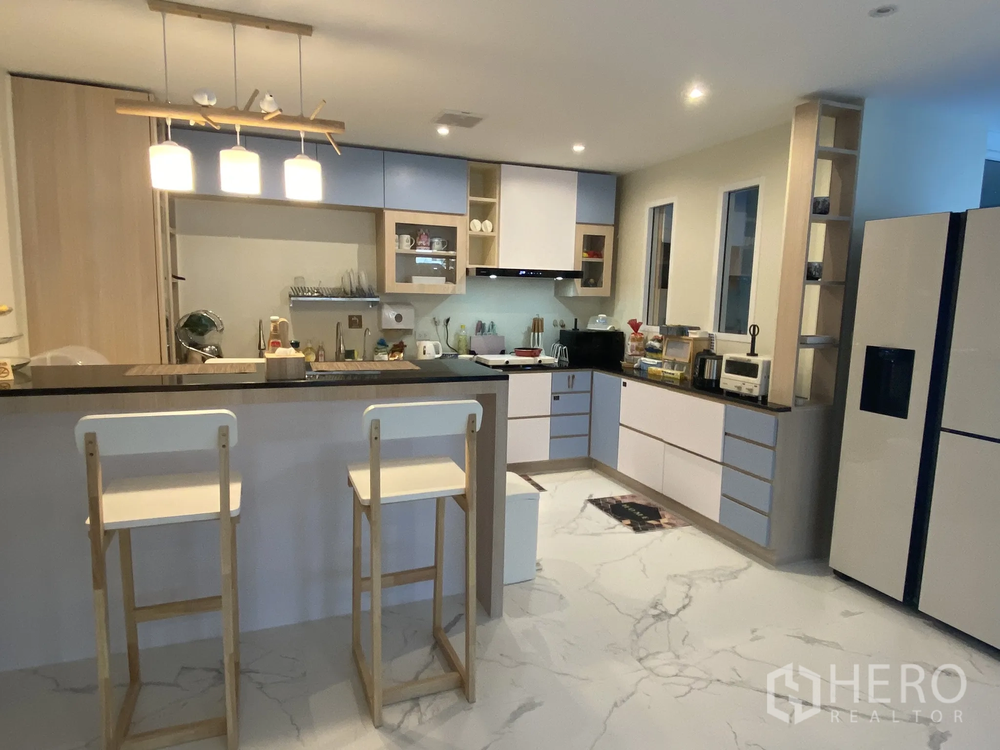 อาคารพาณิชย์ ให้เช่าในWatthana, Bangkok - ครัวสมัยใหม่ เคาน์เตอร์บาร์ โคมแขวน และตู้บิลท์อิน