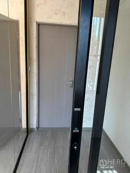 ทาวน์เฮาส์ ขายในLat Phrao, Bangkok - ทางเดินพร้อมประตูกระจกและตู้เสื้อผ้าบานกระจกบิวท์อิน