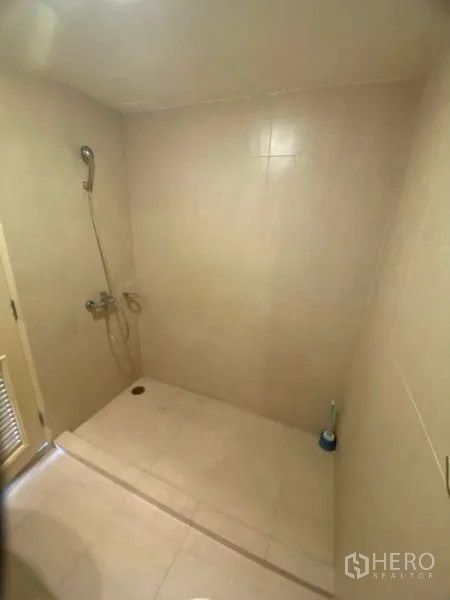 公寓 出租在Watthana, Bangkok - 步入式淋浴间，手持花洒与米色瓷砖。