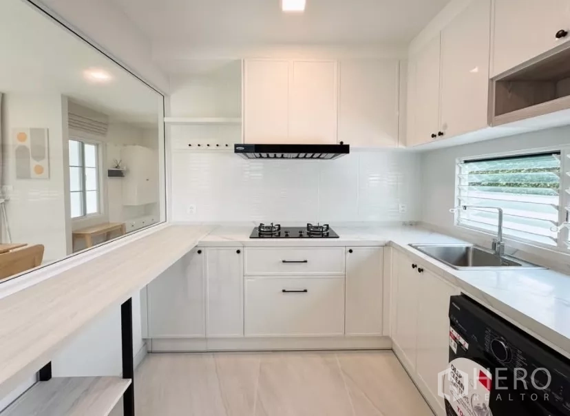 บ้าน ให้เช่าในBang Phli, Samut Prakan - ครัวปิดทรง U โทนขาว พร้อมเตาแก๊ส เครื่องดูดควัน และหน้าต่าง