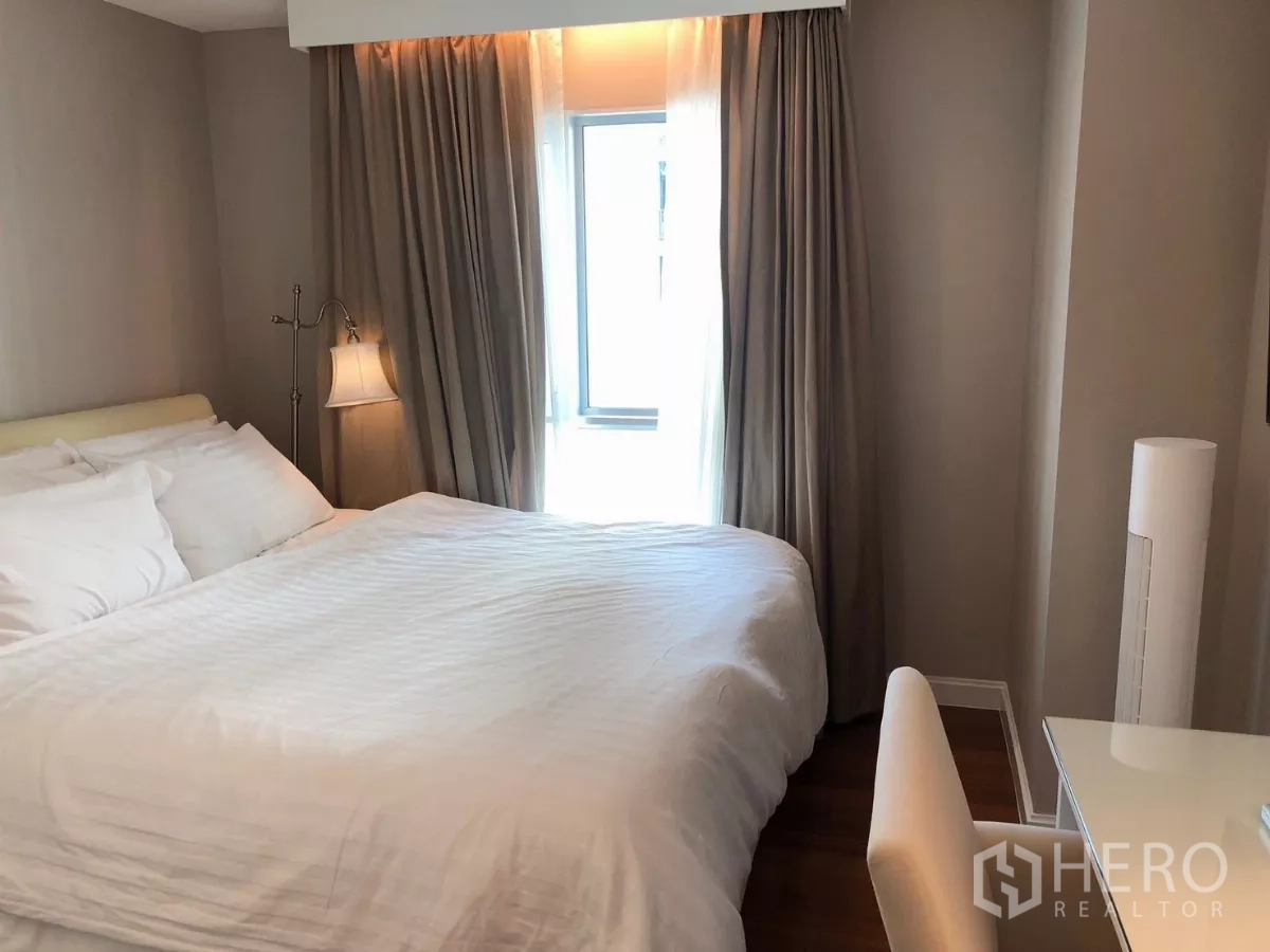 Condominium for rent in Huai Khwang, Bangkok - Second bedroom with double bed, study desk and window with blackout curtains.
