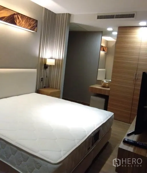 อพาร์ทเมนท์ ให้เช่าในKhlong Toei, Bangkok - ห้องนอนใหญ่ เตียงควีน ตู้เสื้อผ้าบิวท์อิน โต๊ะเครื่องแป้ง แสงไฟอบอุ่น