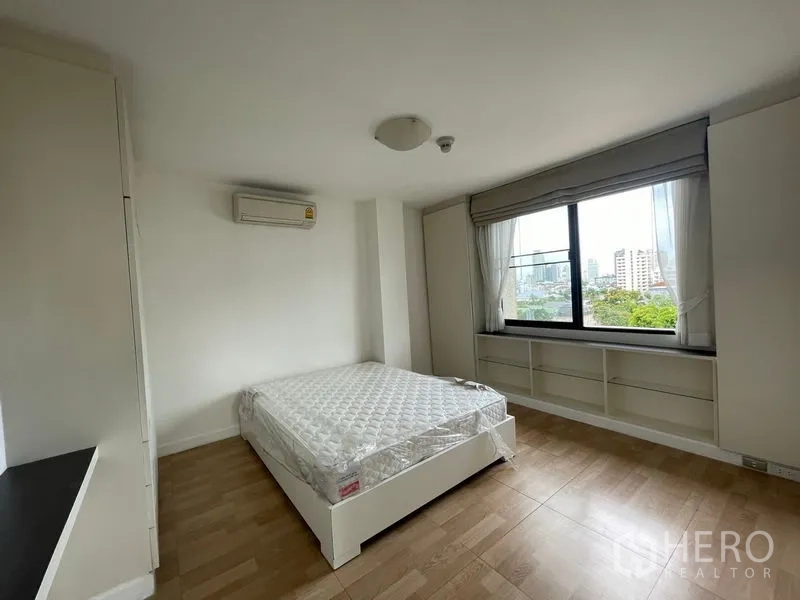 คอนโด ให้เช่าในWatthana, Bangkok - ห้องนอนใหญ่ หน้าต่างบานกว้าง พร้อมชั้นเก็บของและวิวสีเขียว